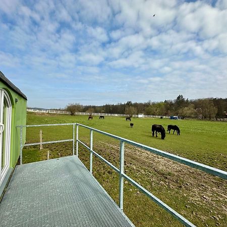 Glamping - Stylova Maringotka V Srdci Ladova Kraje, Pobliz Hlavniho Mesta Prahy Stribrna Skalice Buitenkant foto